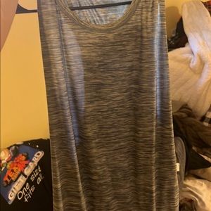 2 tank tops same style different color